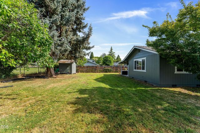 1120 SW Cottonwood Street, Grants Pass, OR 97526