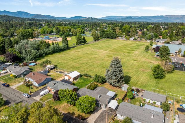 1120 SW Cottonwood Street, Grants Pass, OR 97526