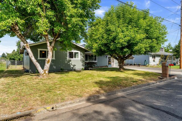 1120 SW Cottonwood Street, Grants Pass, OR 97526