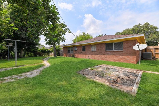 7405 Carver Avenue, Texas City, TX 77591