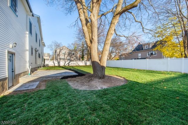 44 4Th Ave, Roseland Boro, NJ 07068