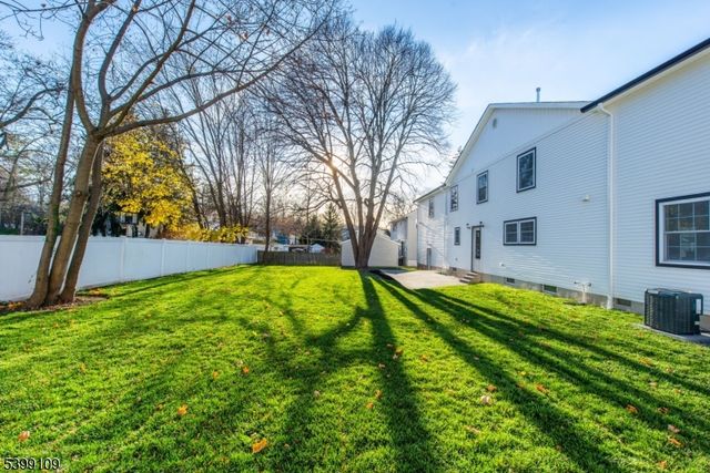 44 4Th Ave, Roseland Boro, NJ 07068