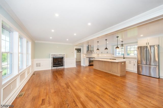 44 4Th Ave, Roseland Boro, NJ 07068