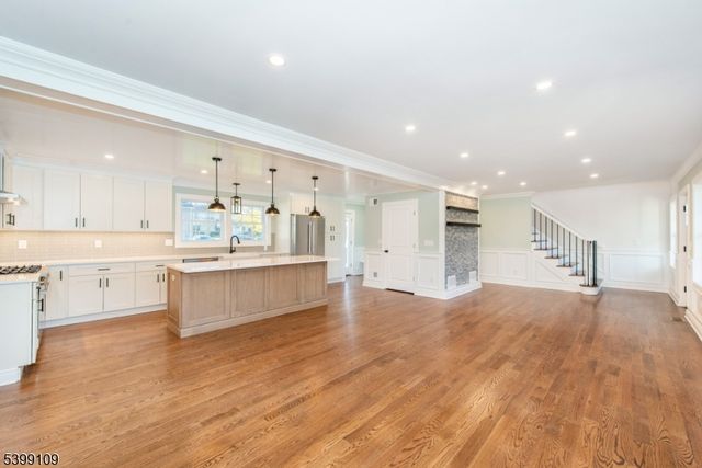 44 4Th Ave, Roseland Boro, NJ 07068