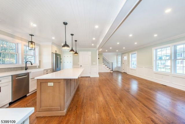 44 4Th Ave, Roseland Boro, NJ 07068