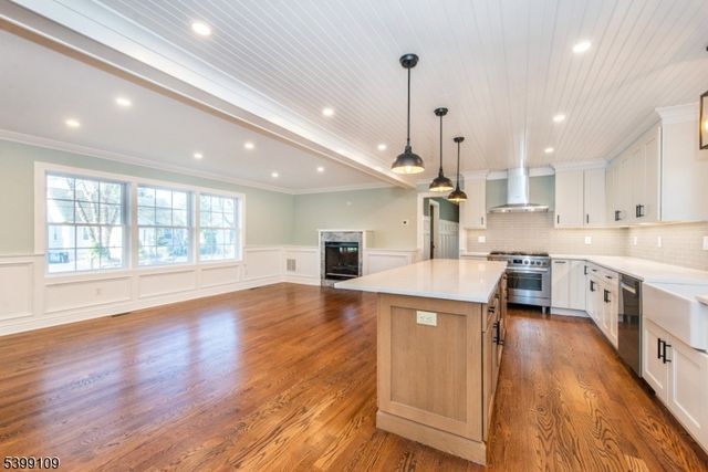 44 4Th Ave, Roseland Boro, NJ 07068