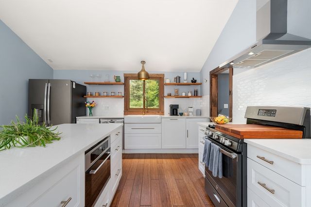 90 Wood St, Hopkinton, MA 01748