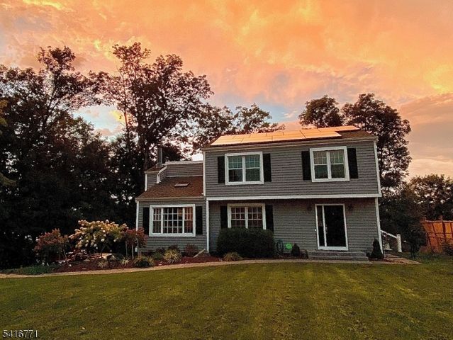 18 Hover Dr, Mount Arlington Boro, NJ 07856