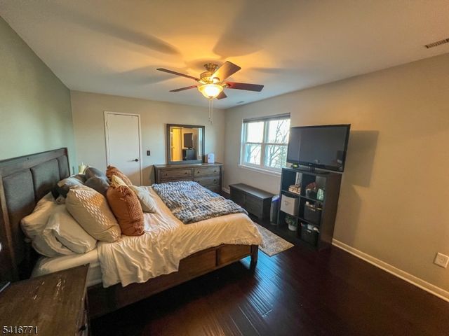 18 Hover Dr, Mount Arlington Boro, NJ 07856