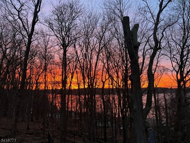 18 Hover Dr, Mount Arlington Boro, NJ 07856