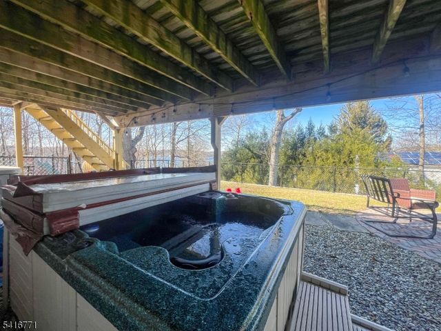 18 Hover Dr, Mount Arlington Boro, NJ 07856