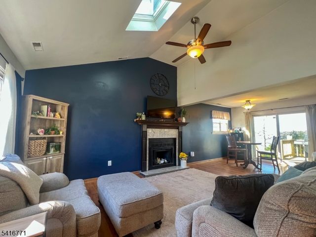 18 Hover Dr, Mount Arlington Boro, NJ 07856