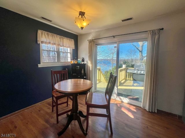 18 Hover Dr, Mount Arlington Boro, NJ 07856