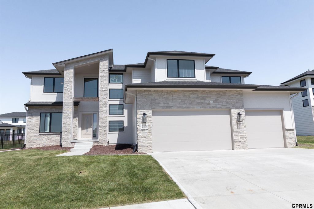 21126 Arlington Street, Elkhorn, NE 68022