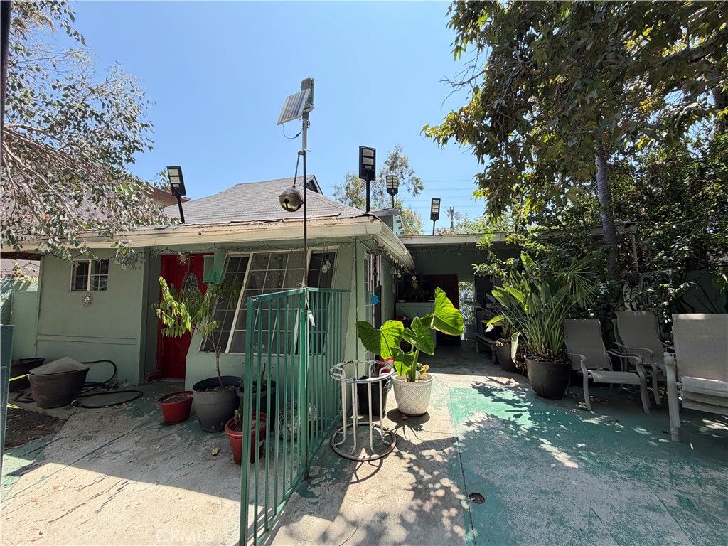 5925 Whitnall Highway, North Hollywood, CA 91601