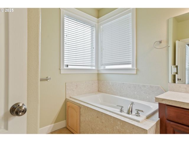 945 CARADON Ct, Salem, OR 97304