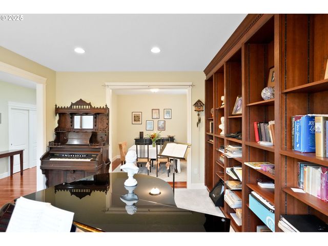 945 CARADON Ct, Salem, OR 97304