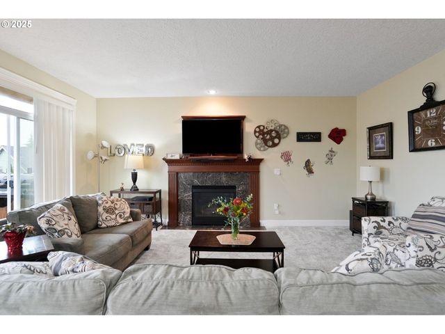 945 CARADON Ct, Salem, OR 97304