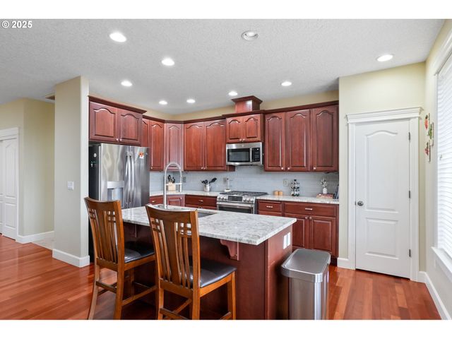 945 CARADON Ct, Salem, OR 97304