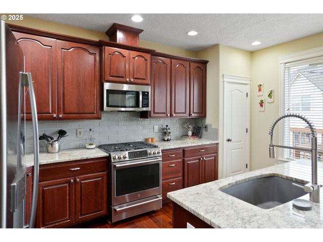 945 CARADON Ct, Salem, OR 97304