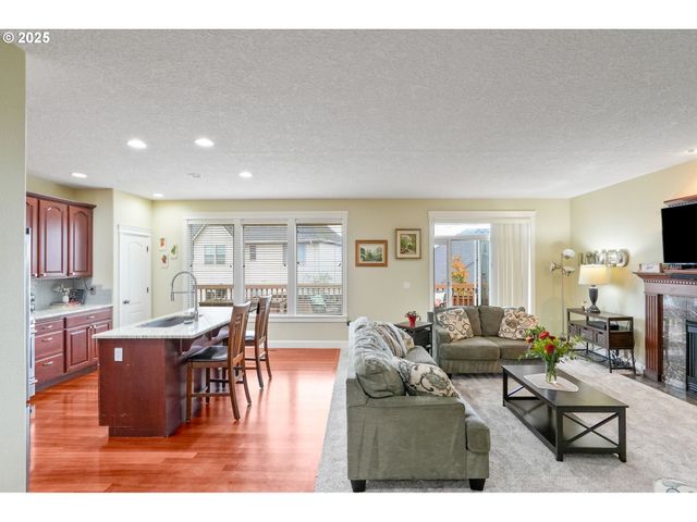 945 CARADON Ct, Salem, OR 97304