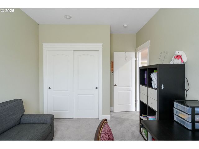 945 CARADON Ct, Salem, OR 97304