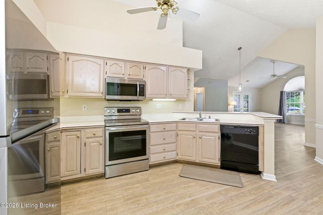 3520 Saint Andrews Village Cir, Louisville, KY 40241