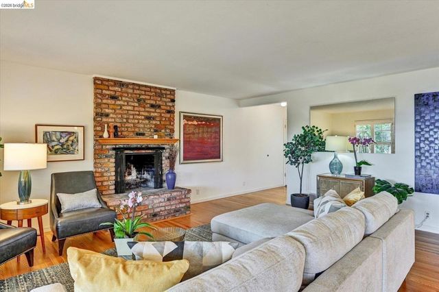 585 Crestmont DR, Oakland, CA 94619