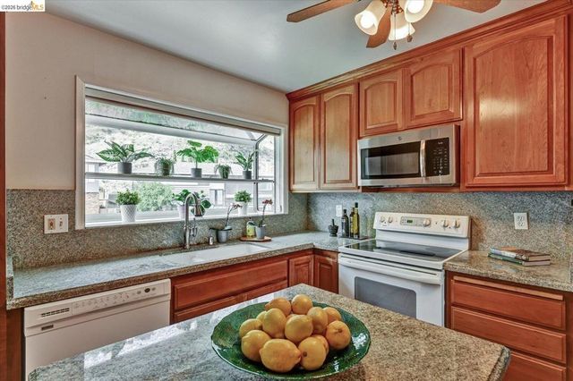585 Crestmont DR, Oakland, CA 94619
