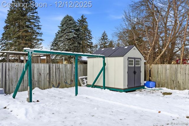 32477 Saint Vincent Avenue, Warren, MI 48092