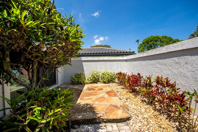 32 Glens Drive E, Boynton Beach, FL 33436