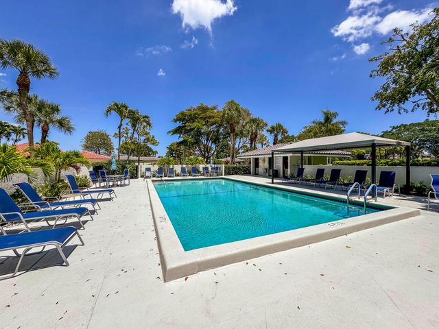 32 Glens Drive E, Boynton Beach, FL 33436