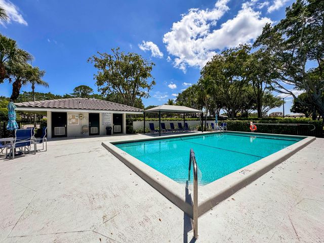 32 Glens Drive E, Boynton Beach, FL 33436