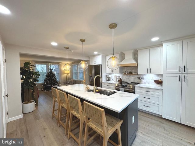 2120 S LOWELL ST, Arlington, VA 22204