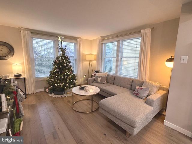 2120 S LOWELL ST, Arlington, VA 22204