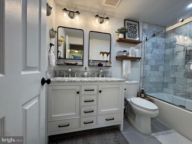 2120 S LOWELL ST, Arlington, VA 22204