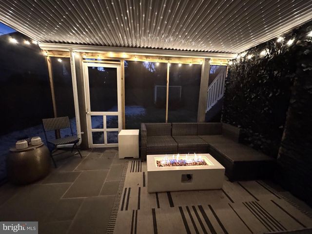 2120 S LOWELL ST, Arlington, VA 22204