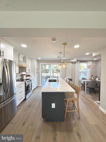 2120 S LOWELL ST, Arlington, VA 22204