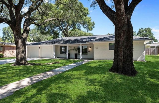 704 Fleetwood Street, Baytown, TX 77520
