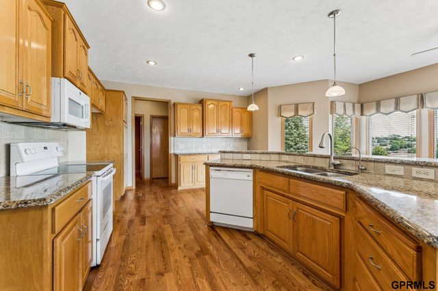 7823 N 156th Avenue, Bennington, NE 68007