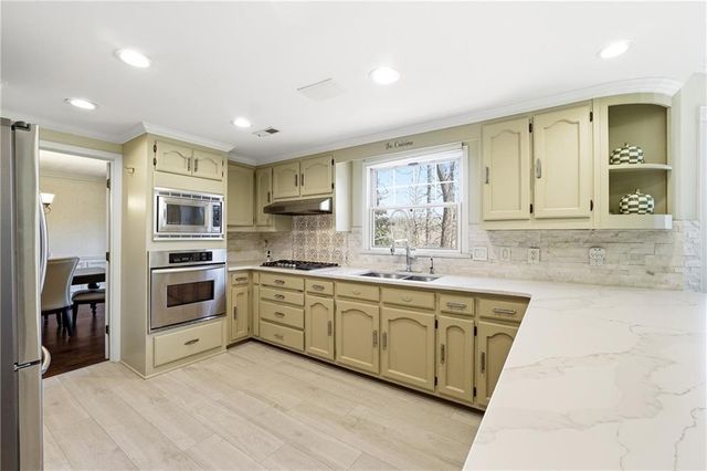 5027 Castlewood Drive SW, Lilburn, GA 30047