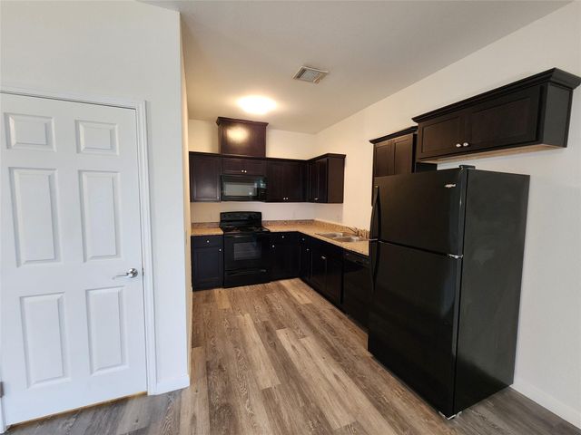 6306 Red Oak Drive, Hitchcock, TX 77563