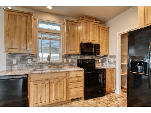 105 Columbia St, Helix, OR 97835