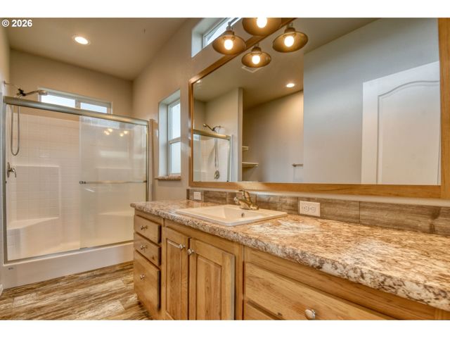 105 Columbia St, Helix, OR 97835