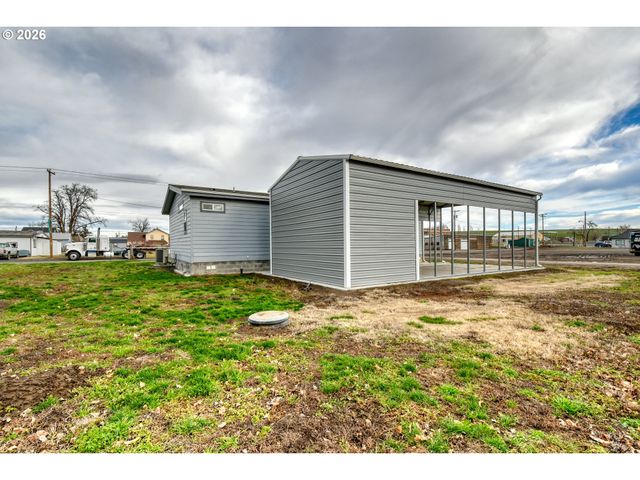 105 Columbia St, Helix, OR 97835