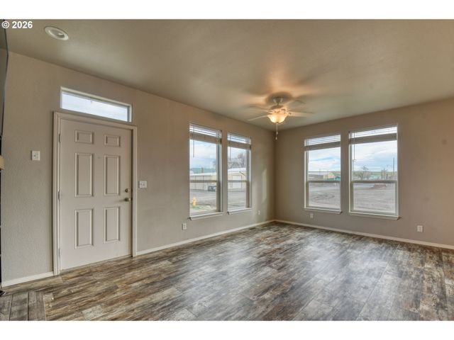 105 Columbia St, Helix, OR 97835