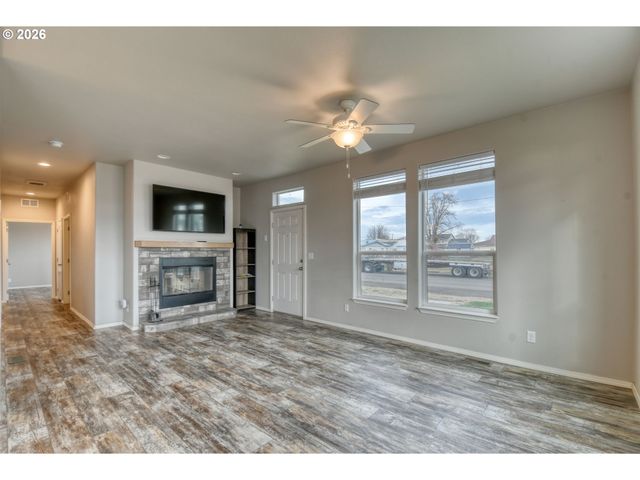 105 Columbia St, Helix, OR 97835