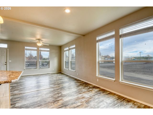 105 Columbia St, Helix, OR 97835