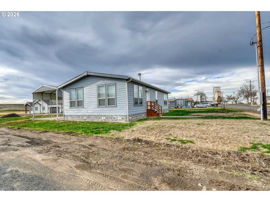 105 Columbia St, Helix, OR 97835