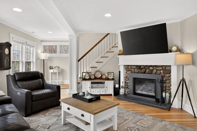 1 Peaked Cliff, Bourne, MA 02562